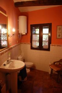莫雷拉Molí d'en Pi的一间带水槽和卫生间的浴室以及窗户。