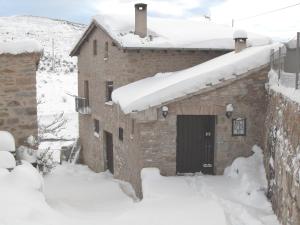 莫雷拉Molí d'en Pi的雪中有一扇门的建筑