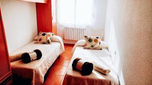阿尔玛格鲁3 bedrooms house with city view enclosed garden and wifi at Almagro的带窗户的客房内设有两张单人床。