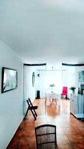 阿尔玛格鲁3 bedrooms house with city view enclosed garden and wifi at Almagro的客厅配有两把椅子和一张桌子