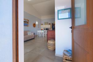 特乌拉达CASA AZZURRA - BLUE HOUSE的一间设有门的房间和一间客厅