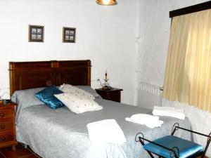 莫雷拉Molí d'en Pi的一间卧室配有一张床和一张蓝色椅子