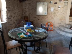 莫雷拉Molí d'en Pi的一间设有玻璃桌、椅子和浴缸的客房