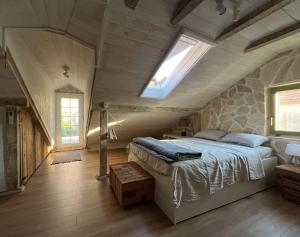 苏提万Eco Chalet Style Apartment的一间卧室配有一张带天窗的大床