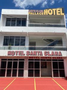 贝伦Santa clara palace hotel的大楼顶部的圣克拉拉标志酒店