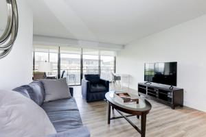 阿林顿2BR Comfort Apartment in Prime Location的客厅配有沙发和桌子