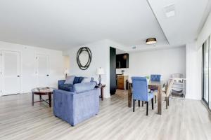 阿林顿2BR Comfort Apartment in Prime Location的客厅配有蓝色的沙发和桌子