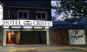 门多萨Hotel Cristal的建筑前方有标志的酒店