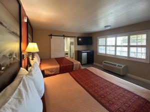 帕萨迪纳Motel 6 Pasadena, CA Old Town Pasadena Area的酒店客房设有两张床和电视。