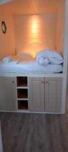 爱斯科利夫-圣卡米Villa Rose的小房间设有两张床和毛巾