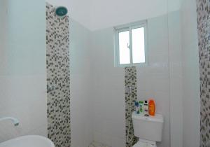 蒙巴萨Beau Fahy Nyali studio apartment的一间带卫生间和窗户的浴室