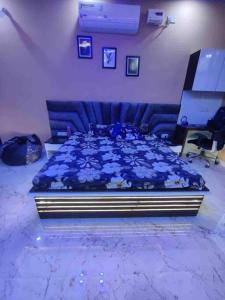 瓜廖尔Your Own Sweet Nest in Gwalior with comfort的一间卧室配有一张带鲜花的蓝色床