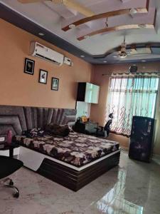 瓜廖尔Your Own Sweet Nest in Gwalior with comfort的一间卧室配有一张床和一台电视。