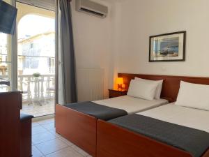 帕拉利亚卡泰里尼斯考拉里酒店的酒店客房设有两张床和一个阳台。