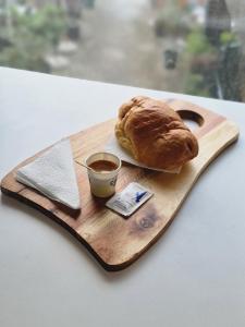 地拉那Star Hotel Astir的木板,带羊角面包和咖啡