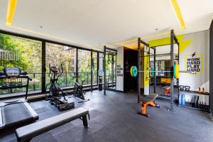 麦德林Loma Verde Aparthotel的健身房的形象,健身器材