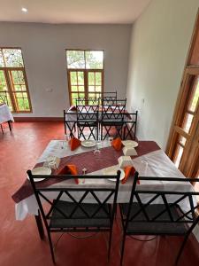 姆托瓦姆布Manyara Exclusive Safari Lodge的一间带桌子和四把椅子的用餐室
