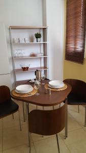 阿雷西费Piso Arrecife Centro的餐桌,带两个盘子和酒杯