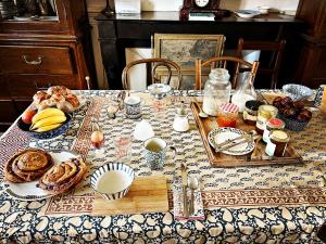阿瓦隆Maison Beurdelaine的一张桌子上放着一盘食物