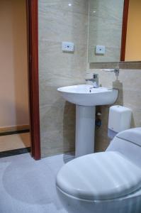 波哥大Hotel ByHours Las Américas的浴室配有白色卫生间和盥洗盆。