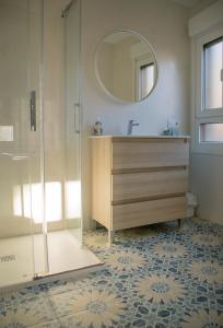 埃尔希耶戈En BLANCO y TINTO的一间带水槽和镜子的浴室