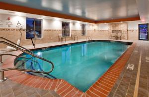 伍德森特瑞斯Holiday Inn Express & Suites St Louis Airport, an IHG Hotel的在酒店房间的一个大型游泳池