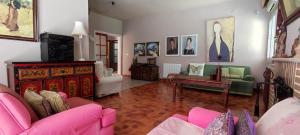 圣玛丽亚港Mis Tres Centenarios的客厅配有粉红色的沙发和桌子