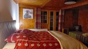 AyerThe Raven B&B的一间卧室配有一张带红色毯子的床