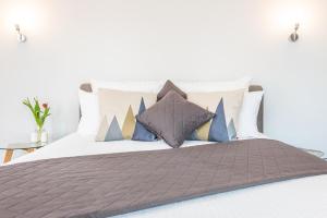 卡托维兹Apartamenty Tespis - Francuska Atal Park的床上有许多枕头