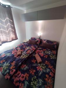 慕尼黑城堡Mobilheim Bukovina的一间卧室配有一张带花卉床罩的床
