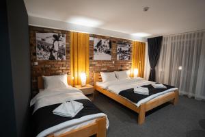 VinicaVelkov Apartments的酒店客房设有两张床和两盏灯。
