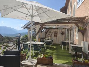 圣雷热雷梅累兹柳莺酒店的一个带桌椅和遮阳伞的庭院