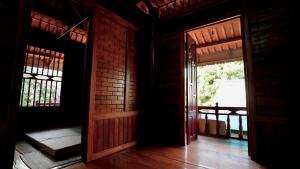 Ban Hin LomHomestay Minh Ngọc的一个带两扇窗户的房间的敞门