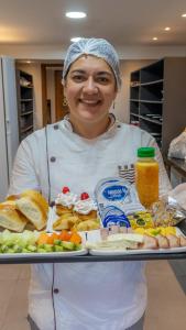 彼得罗波利斯Kastel Petrópolis的女人拿着一盘食物