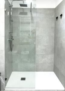 奥尔比亚Sole Matto Rooms的浴室里设有玻璃门淋浴