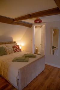 布里奇诺斯Countryside Loft in Bridgnorth的一间卧室配有一张大床和镜子