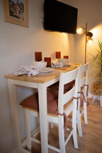 布里奇诺斯Countryside Loft in Bridgnorth的白色的餐桌、椅子和电视