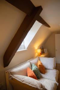 布里奇诺斯Countryside Loft in Bridgnorth的阁楼上的沙发上配有枕头