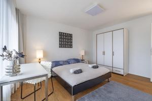 伯尔尼Möblierte Zimmer - gratis Parkplatz的一间卧室配有床和白色橱柜