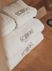 圣卡洛斯-德巴里洛切Hotel EcoSki by bund的桌子上三条毛巾,上面写着皇室的字