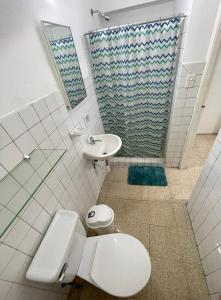 巴拿马城Habitaciones privadas en un departamento encantador的浴室配有卫生间、盥洗盆和淋浴。