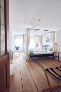 图恩Chez Muna & Lucien的一间卧室配有一张带天蓬的床