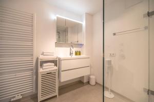 凯图姆Reethus Keitum的白色的浴室设有水槽和镜子