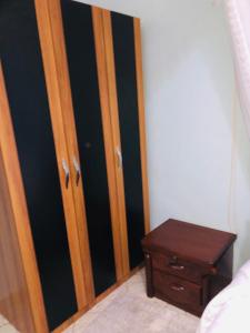 卡巴莱Gorilla Homestay Kabale的一间卧室设有木门和一张桌子