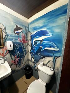 塔尔科莱斯Hostel Rústico MarAbi的浴室墙上挂有海豚绘画