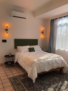 拉巴斯Casa Palma 2的一间卧室设有一张大床和一个窗户。