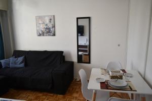 蒙得维的亚Hermoso apartamento en puerta de la Ciudad Vieja的客厅配有黑色沙发和桌子