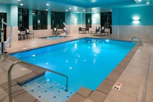 林伍德Hilton Garden Inn Seattle Lynnwood, Wa的在酒店房间的一个大型游泳池