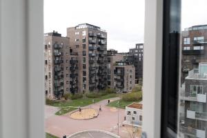 哥本哈根Beach Trail apartments by Daniel&Jacob's的从城市窗户欣赏高楼美景