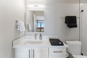 Luxury Home with Amazing Lake Okanagan Views的一间浴室